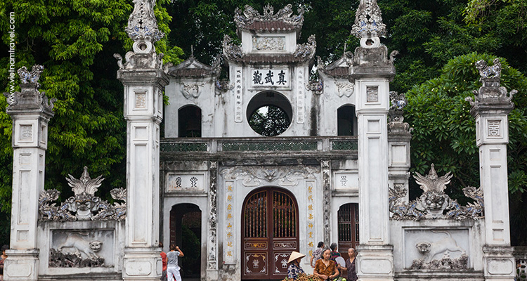 Vietnam-hanoi-Quan-Thanh-Temple-2