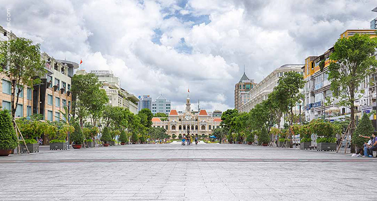 Vietnam-Saigon-Nguyen-Hue-streets-1