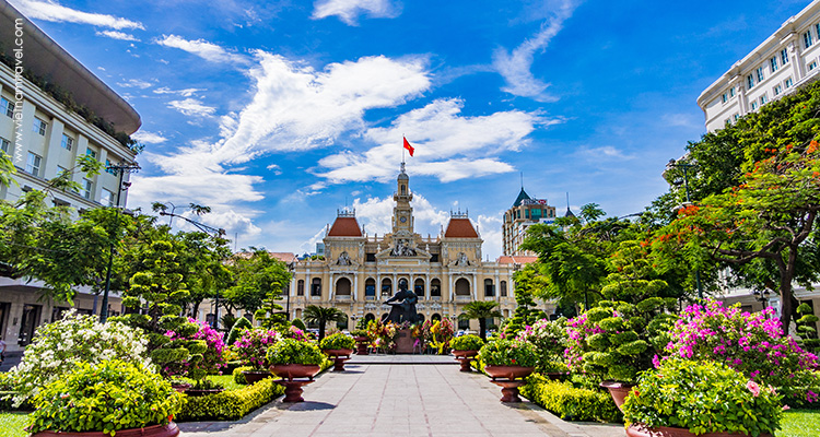 Vietnam-Saigon--the-City-Hall-2