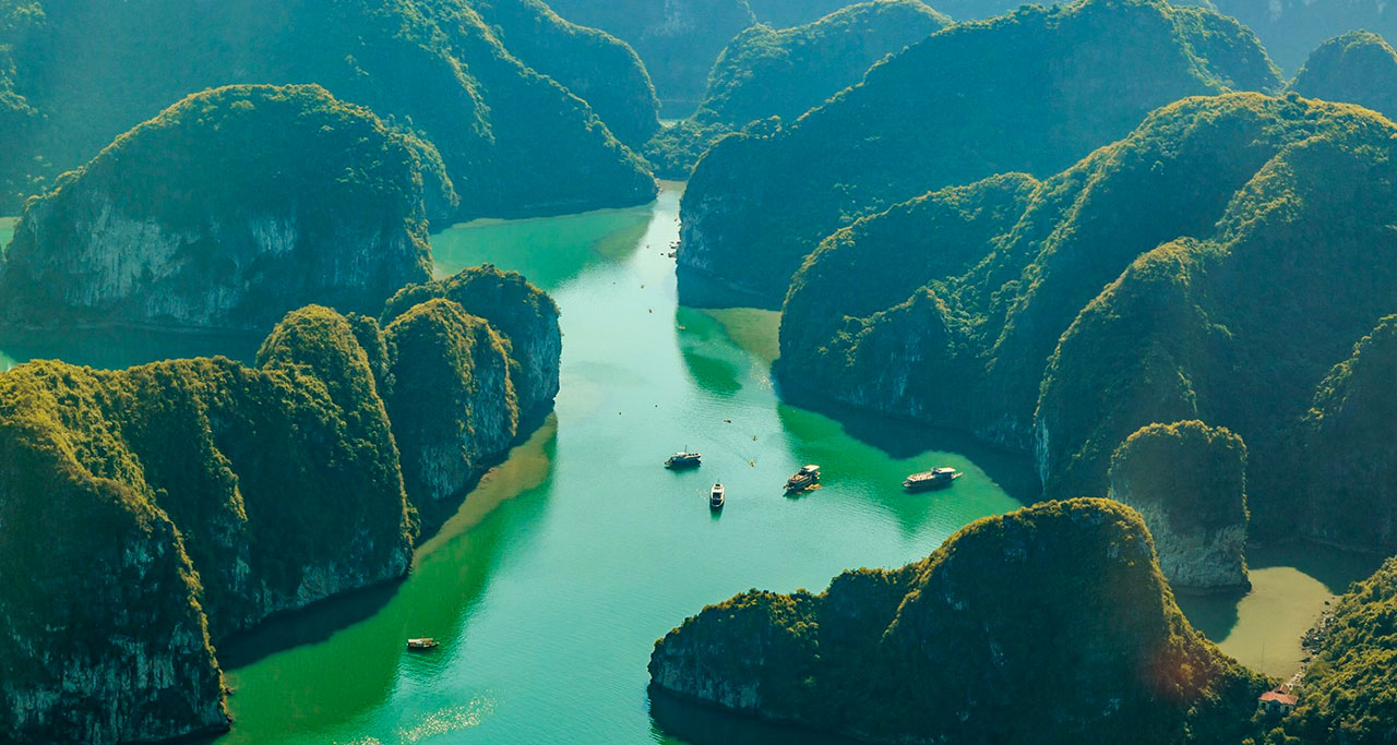 sightseeing-flight-over-halong-bay-5