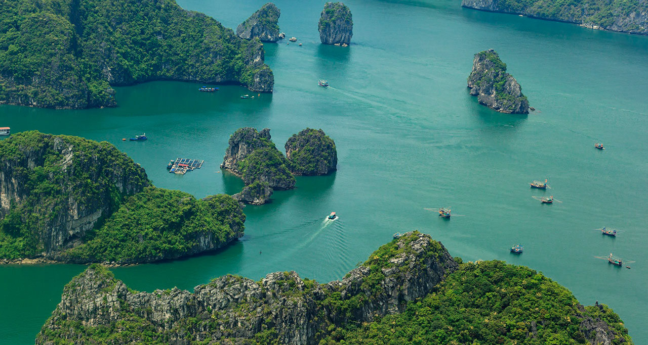 sightseeing-flight-over-halong-bay-6