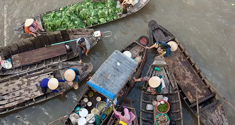 Visiting floating market