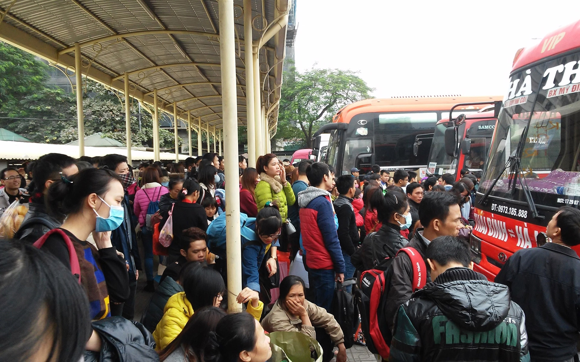 a crowded bus station