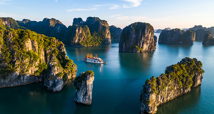 cruise on Halong bay