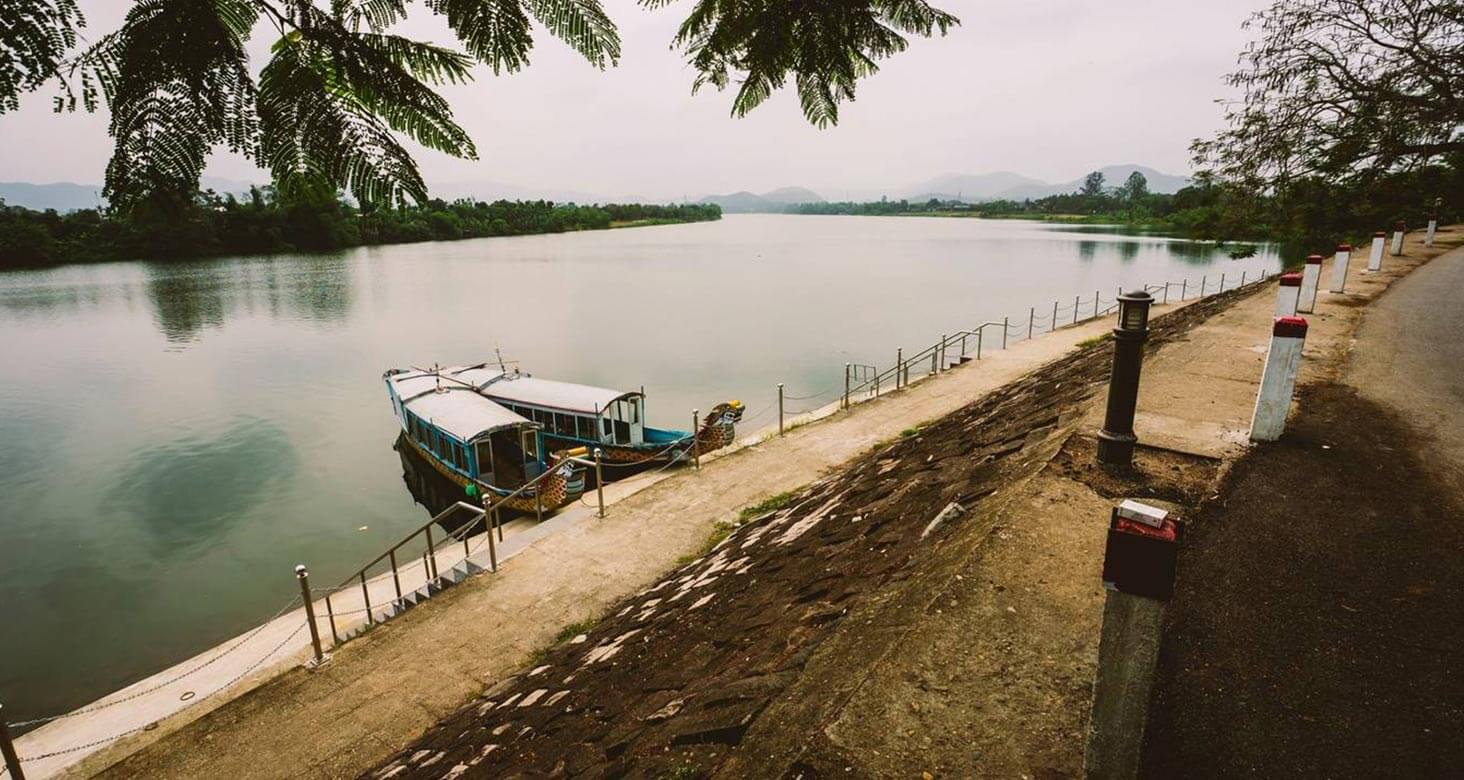 The boat station in font of Thien Mu Pagoda