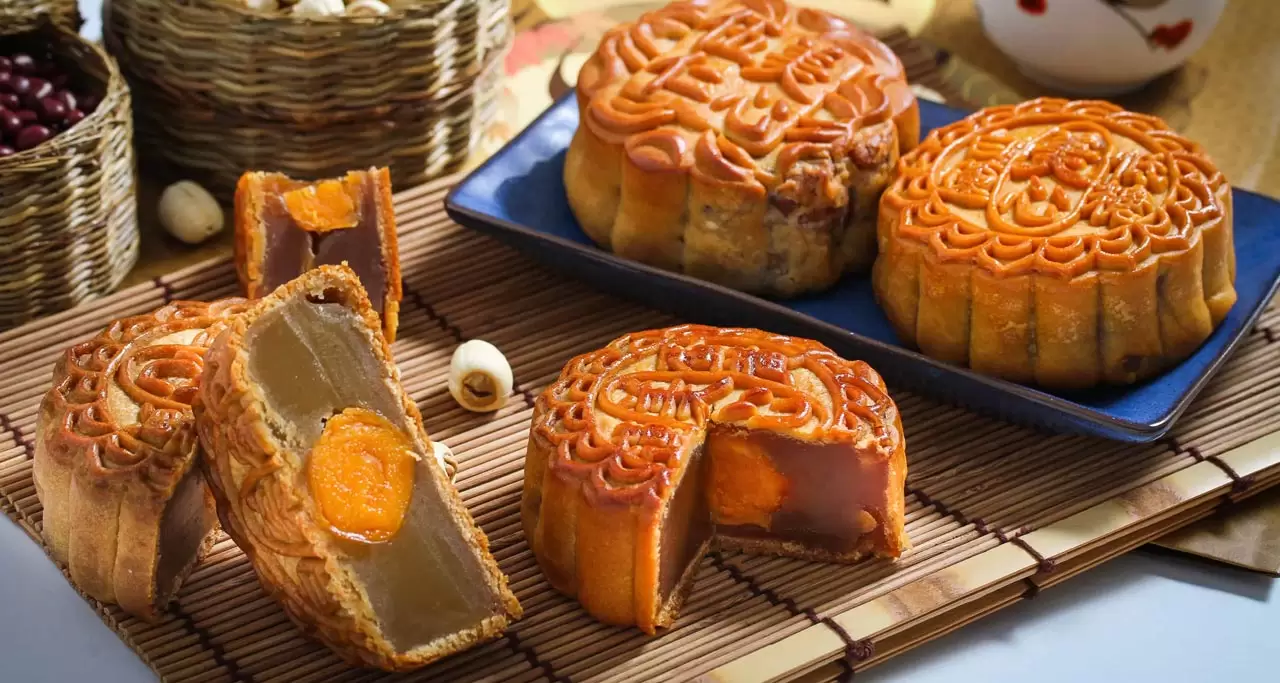 Mooncake Flavors in Vietnam top 10 most appetizing