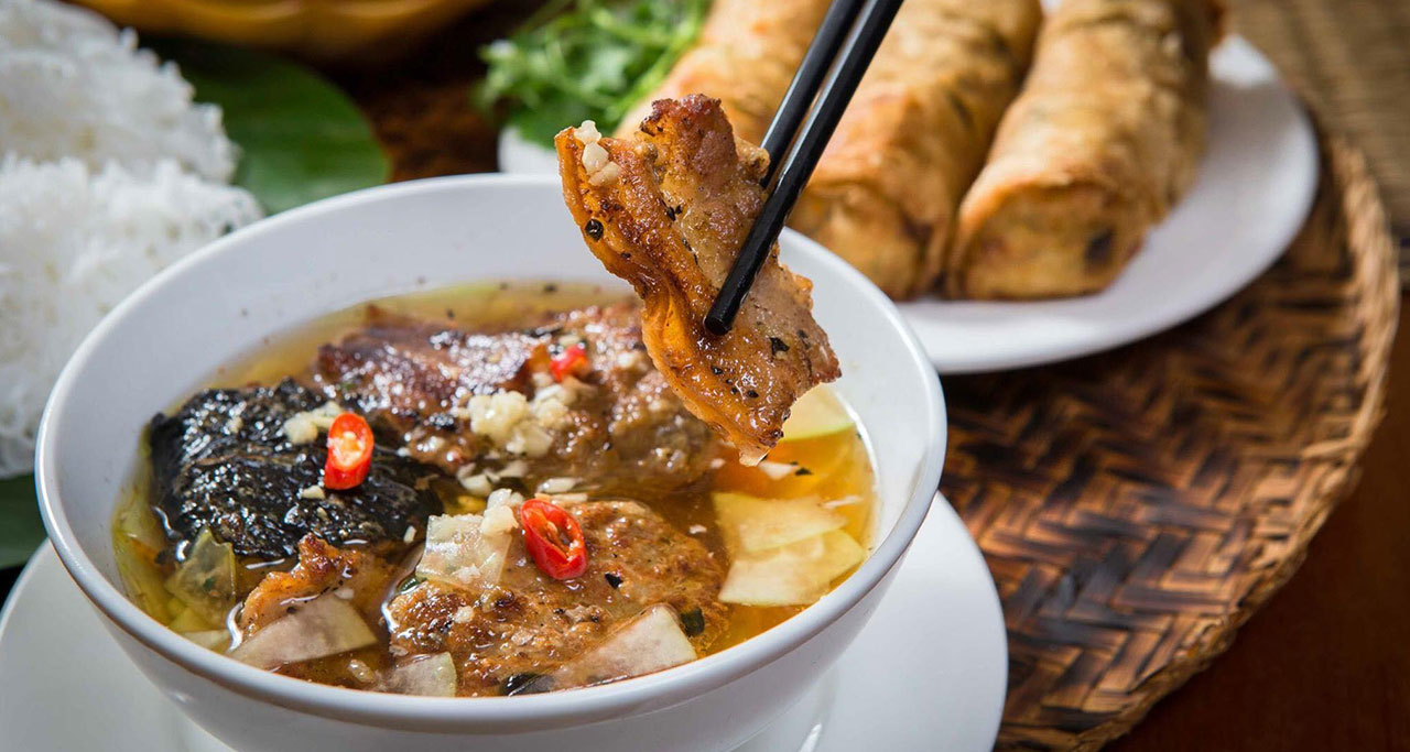 Vietnamese Food Guide: Must-Eat Dishes on the street | Vietnam Travel