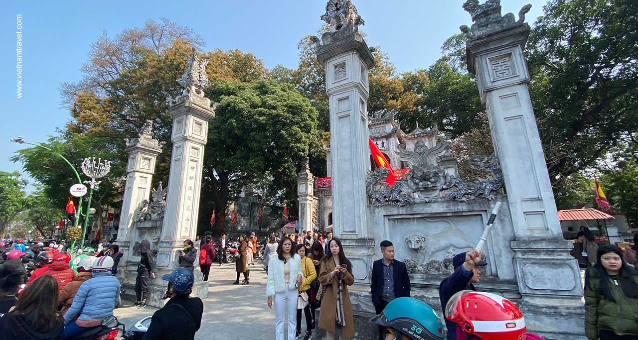 quan thanh temple hanoi vietnam