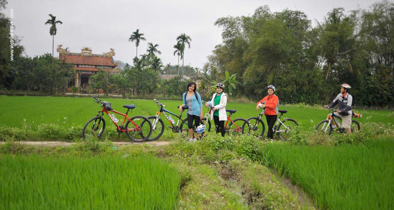 cycling through Thuy Bieu village