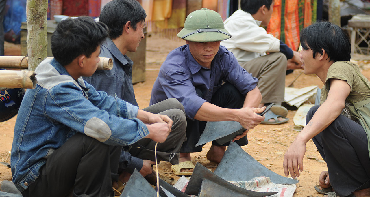 How Vietnamese people seat?