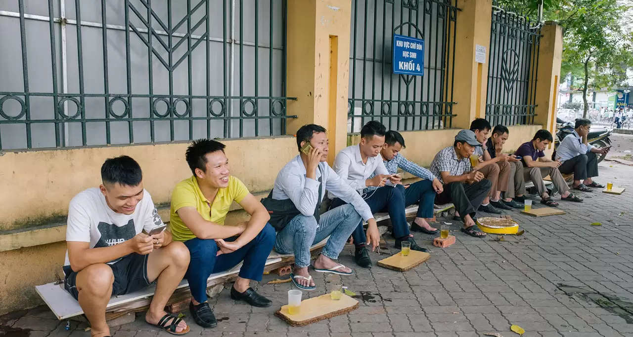 How Vietnamese people seat?