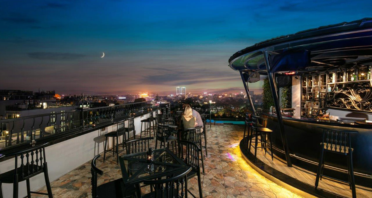 Sky bar in The Oriental Jade Hotel