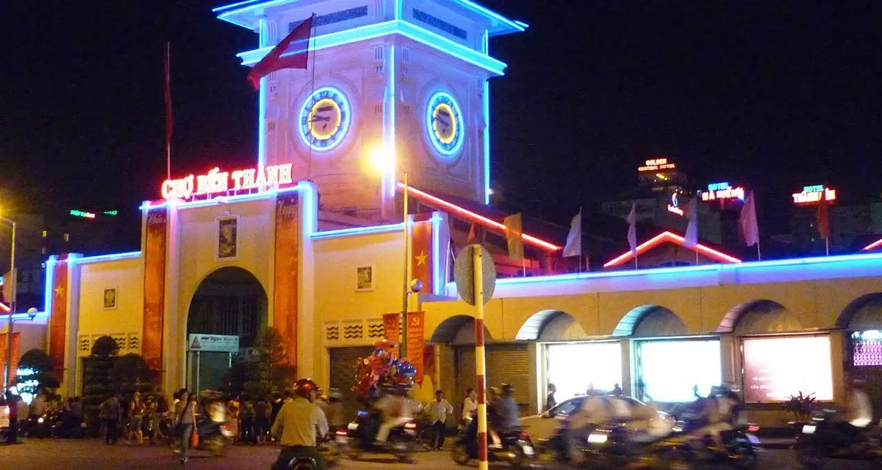 ben thanh market at night
