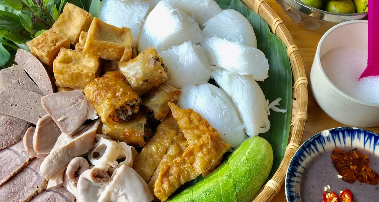 Rice vermicelli with fried tofu and shrimp dipping sauce
