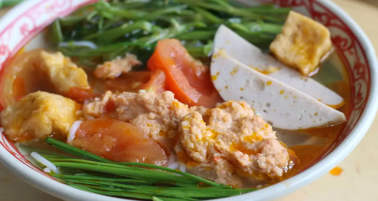 Canh Bun is a Vietnamese dish that uses a big vermicelli noodles and served with boiled water spinach