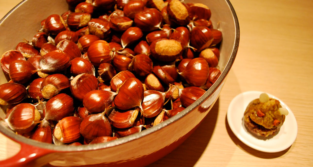 Hat De Nong (hot chestnuts) have become an indispensable snack for Hanoi winter for a long time