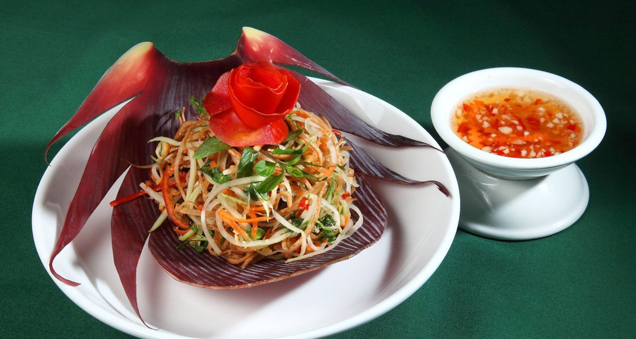 Nom hoa chuoi – a kind of crunchy salad is made with banana blossom