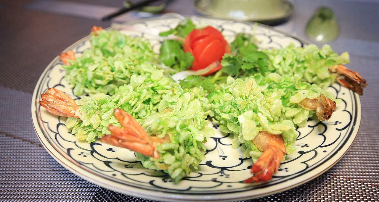 Tom Chien Com (Deep fried tiger prawn with green rice) is a favor dish