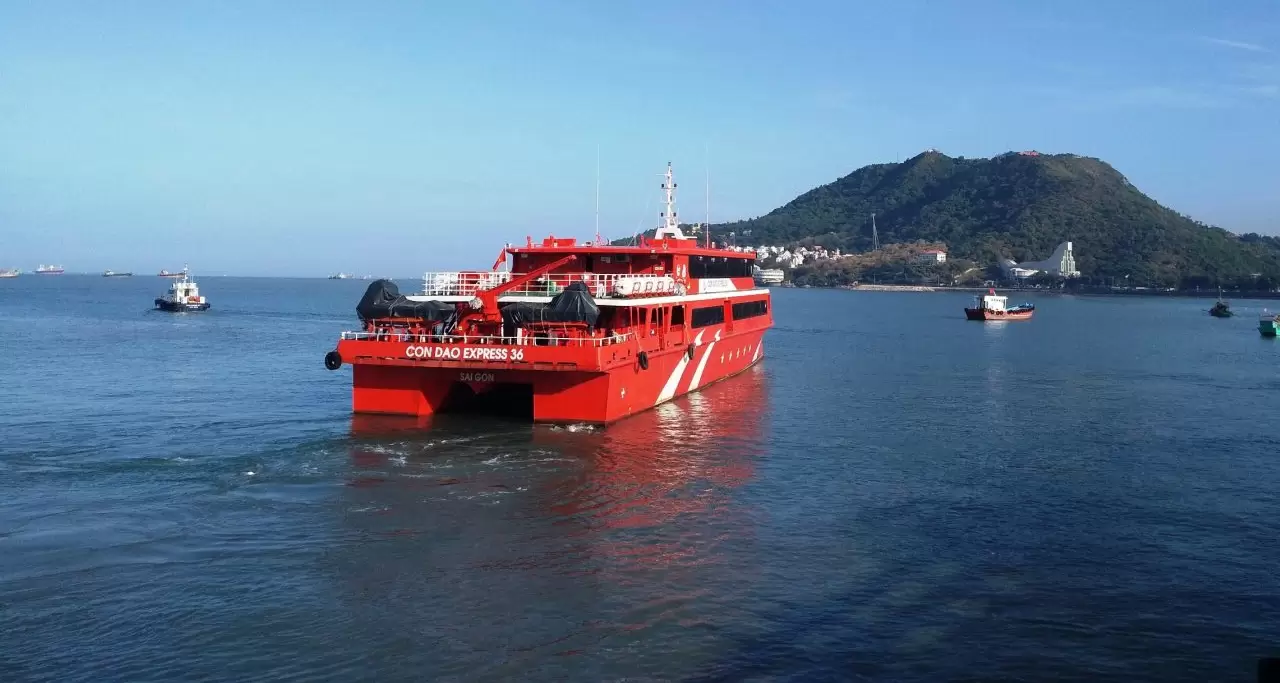 traveling to Con Dao by speedboat