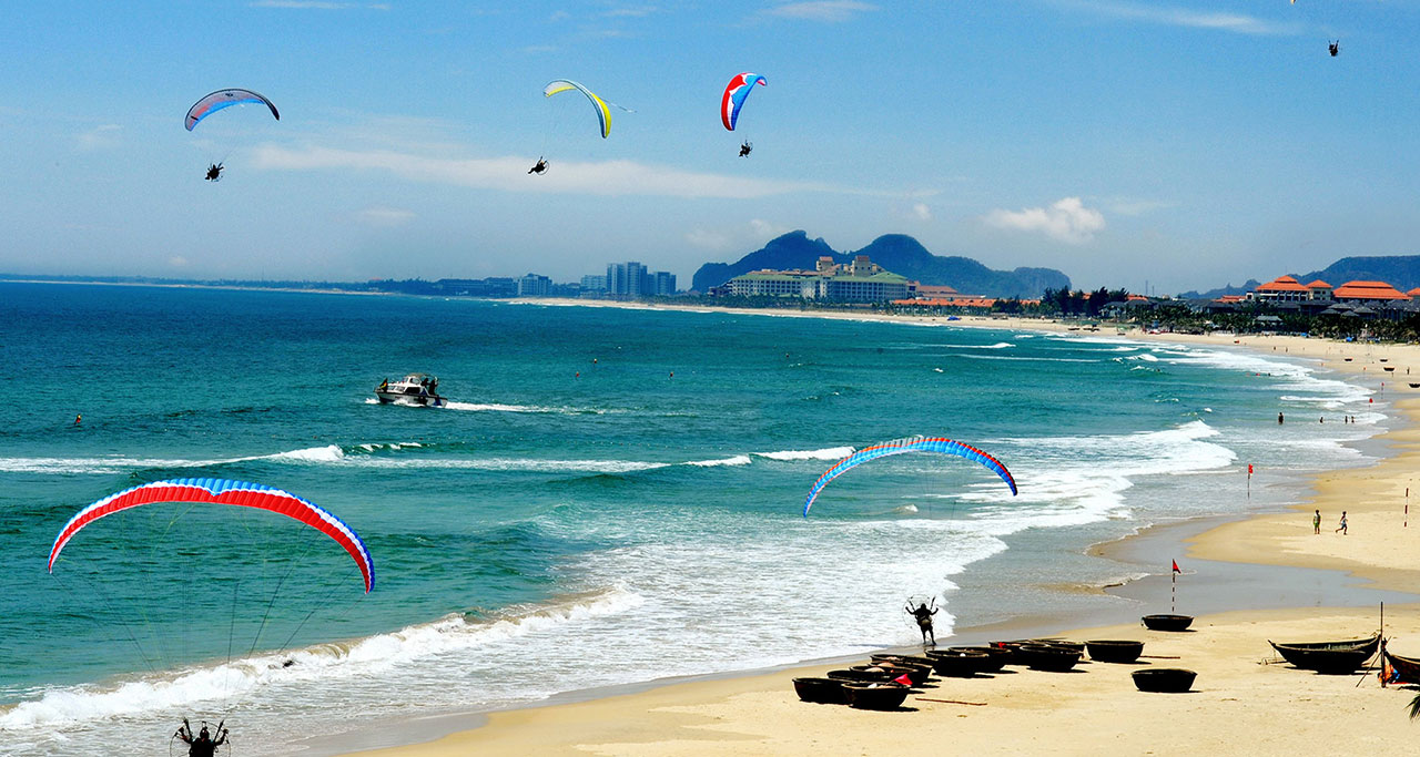 Paragliding on beautiful My Khe Beach