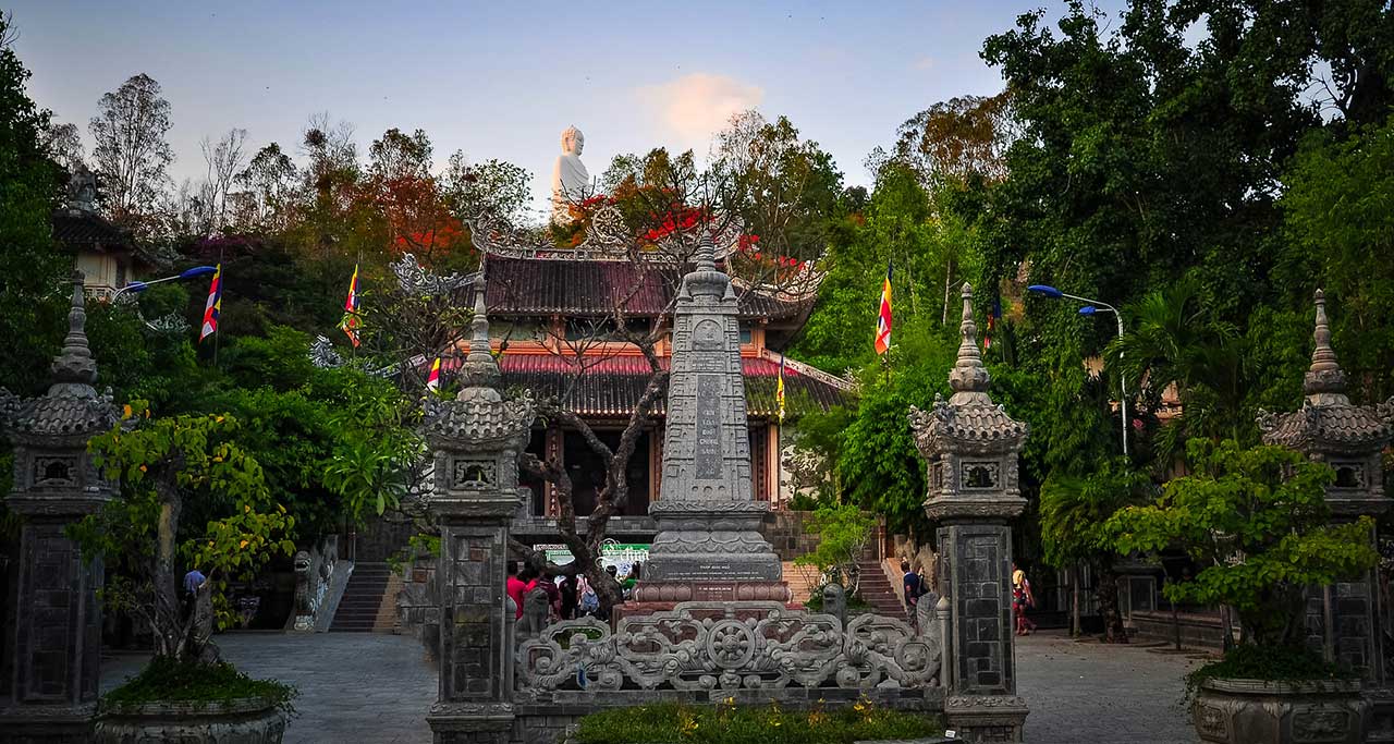 Long Son Pagoda is the most famous and impressive Buddhist pagoda in the style of Taoist architecture in Nha Trang. 