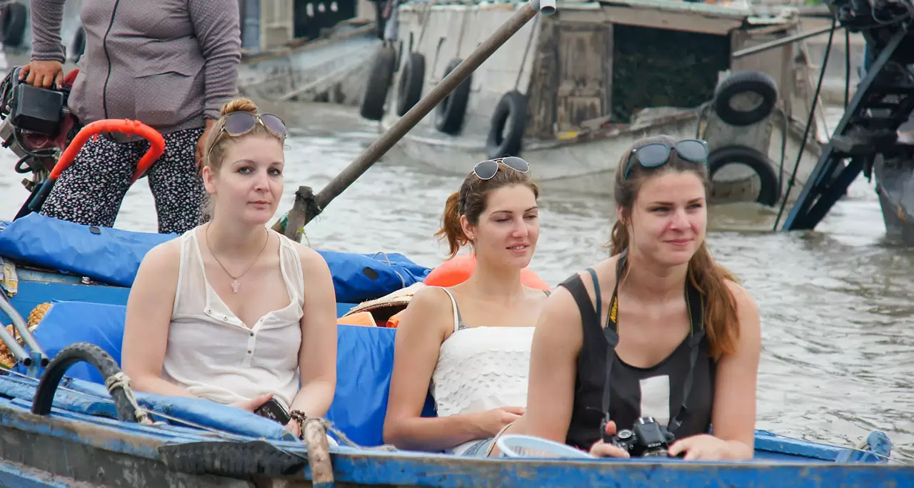 Experience Cai Rang floating market on boat