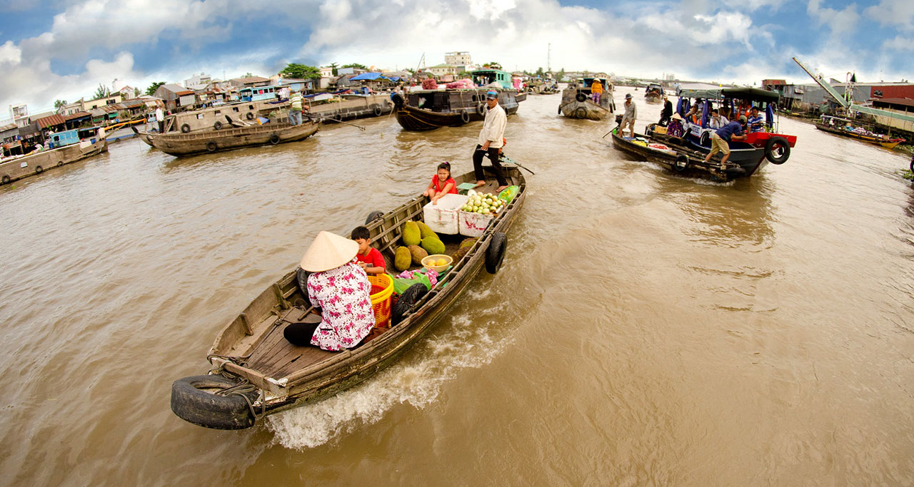 Selling products at Cai Rang floating market