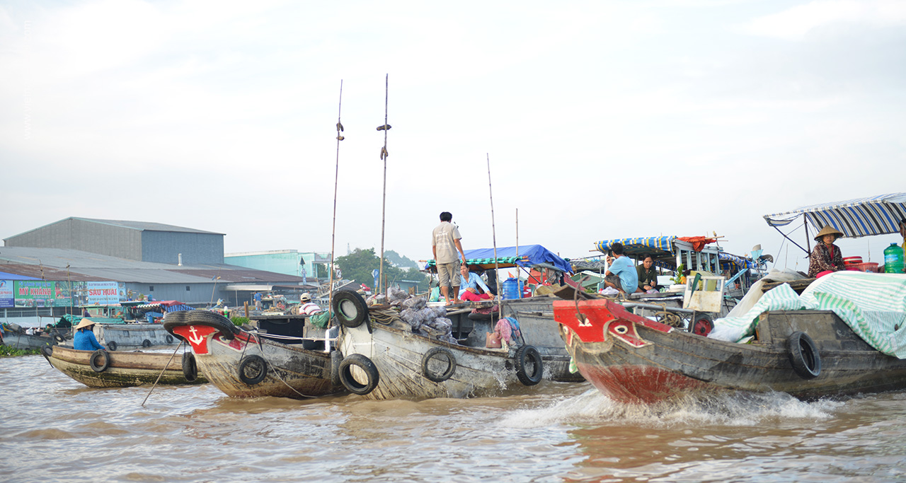 Visit Cai Rang Floating Market is one of most attractive Things to do in Can Tho