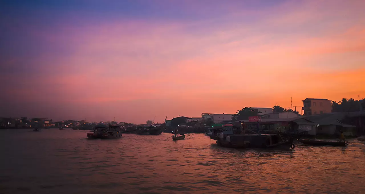 Cai Rang Floating Market at dawn