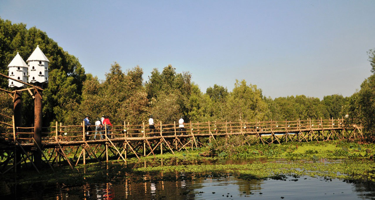 tranquil view of the bridge