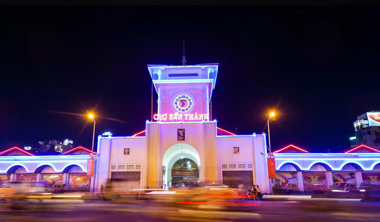 Main entrance of Ben Thanh market at night