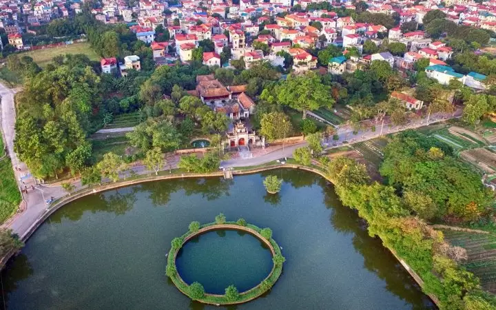 Overview of An Duong Vuong Temple & Pearl Well – the most highlights in Co Loa Citadel Complex. 