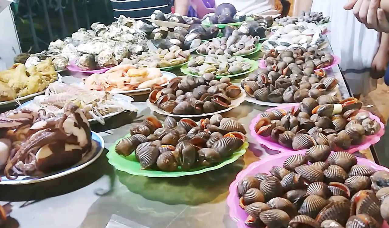 Fresh seafood is selling at Halong night market
