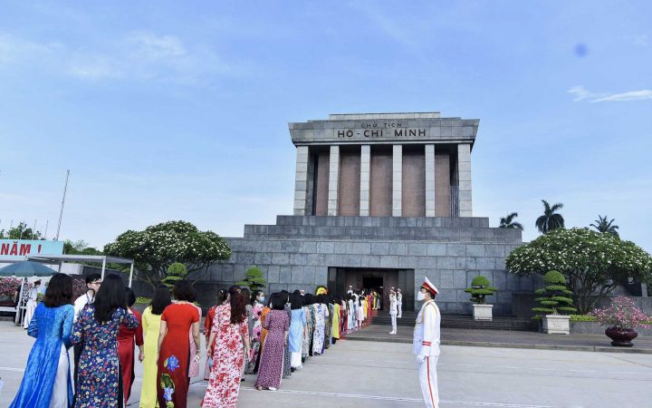 people stay in line to visit Ho Chi Minh Mausoleum