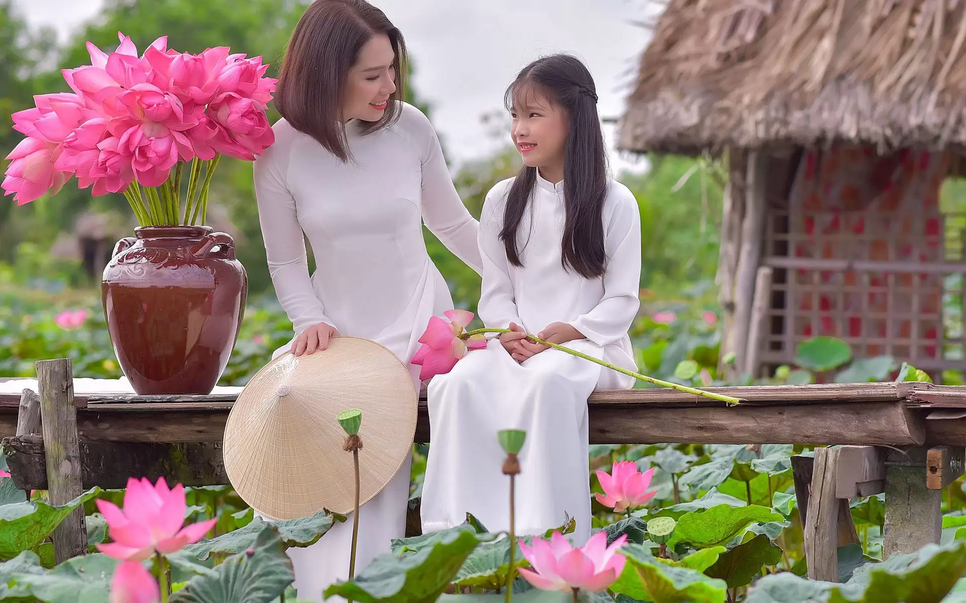 Flowers in Vietnam: Việt Nam là đất nước của những bông hoa đẹp và đa dạng. Hãy cùng khám phá những loài hoa đặc trưng như hoa hồng đại đóa, hoa cúc, hoa lay ơn, và rất nhiều loại hoa khác. Hình ảnh sắc màu và tinh tế sẽ khiến bạn có cảm giác như đang đến với bất cứ ngọn đồi hoa nào ở Việt Nam.