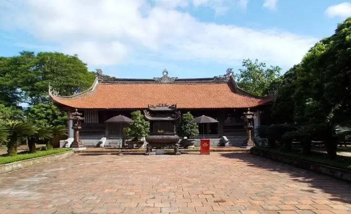 Trung Hoa Temple, one of 3 main temples in Den Tran complex