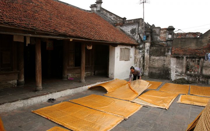 making vermicelli in Cu Da Ancient Village