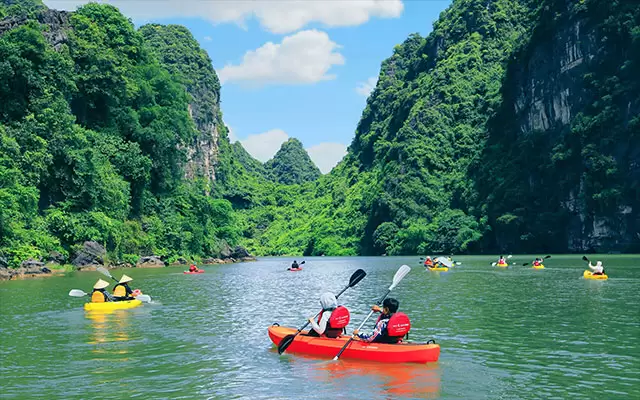 Kayaking in Trang An