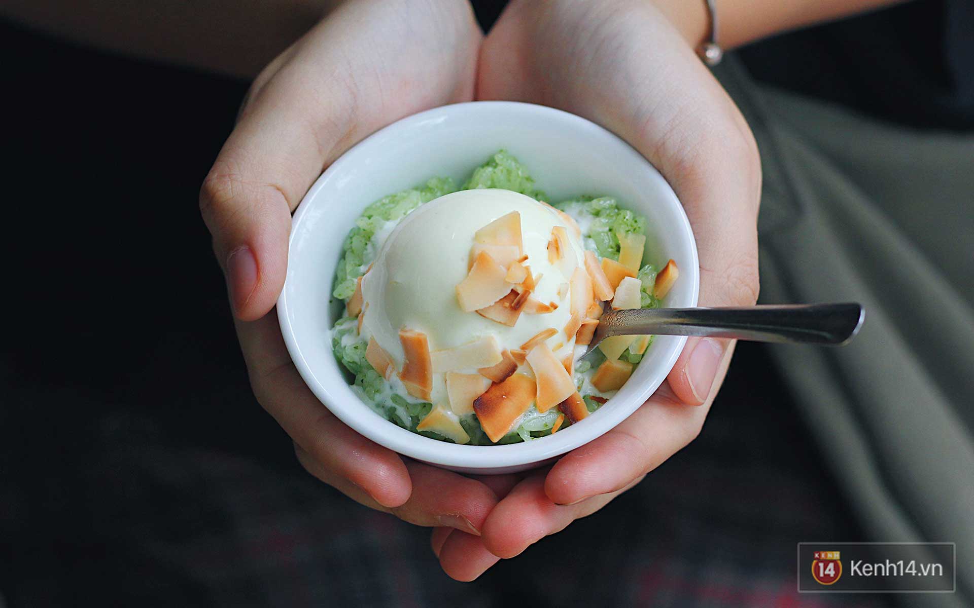 Sticky rice with ice cream