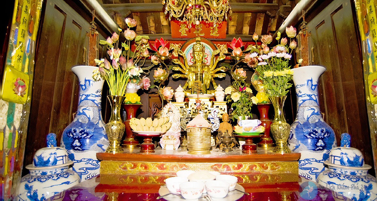 The main alter inside the pagoda