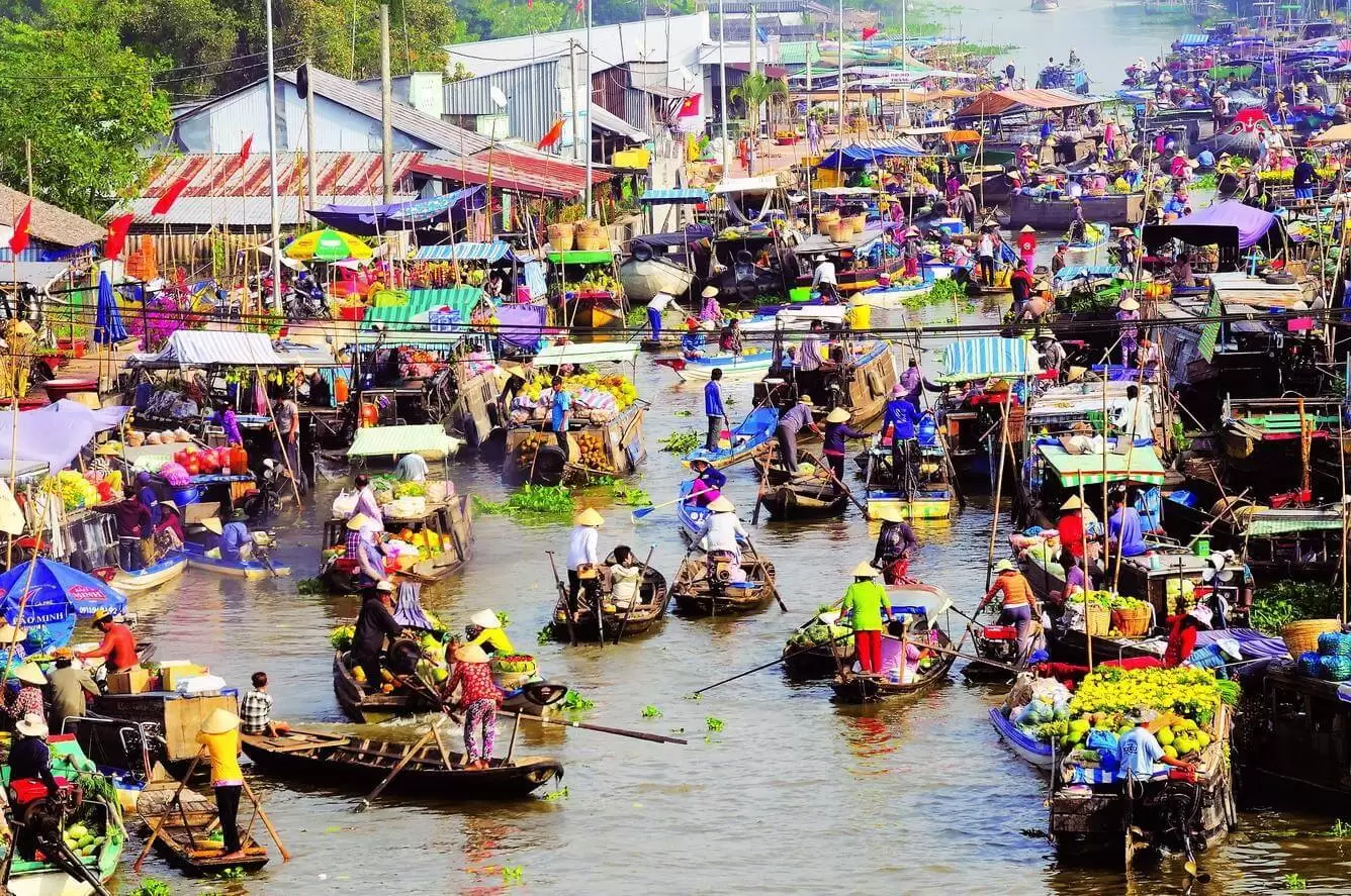 busy scenery of Tra On floating market