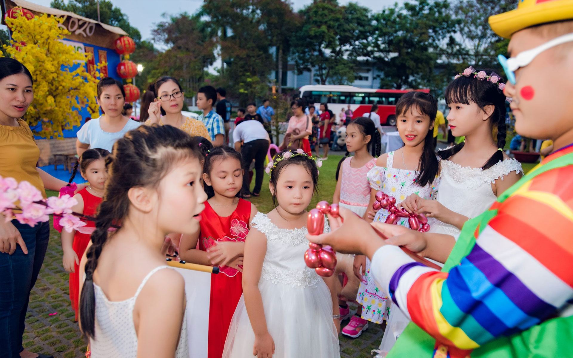 Parents often spend time to go out with kids or organize a small party on Children's Day