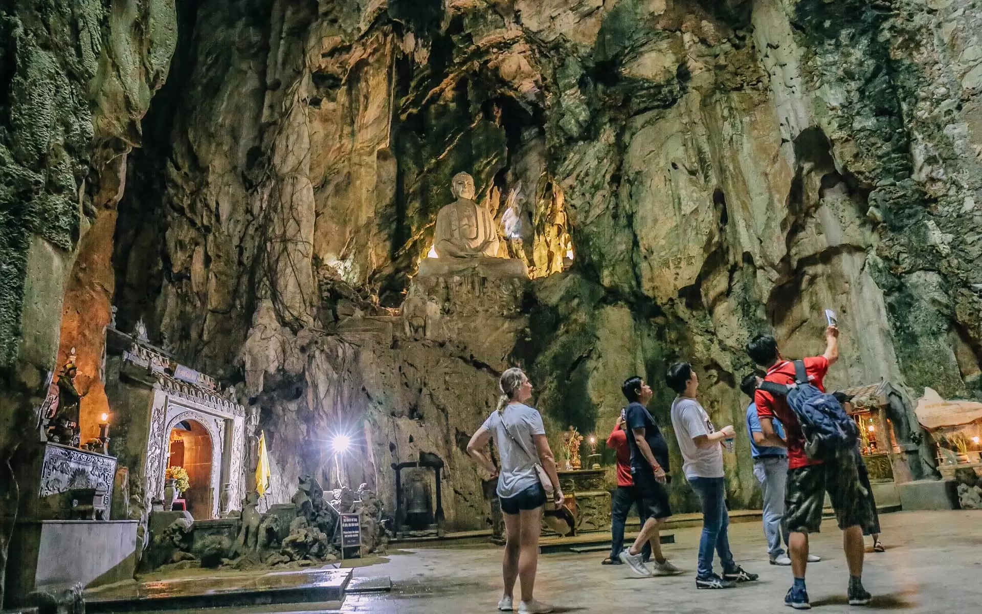  discovery cave in Marble Mountains