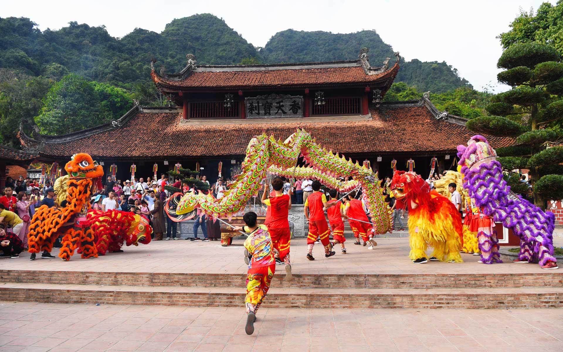 Lion dancing performance in front of Thien Tru Pagoda