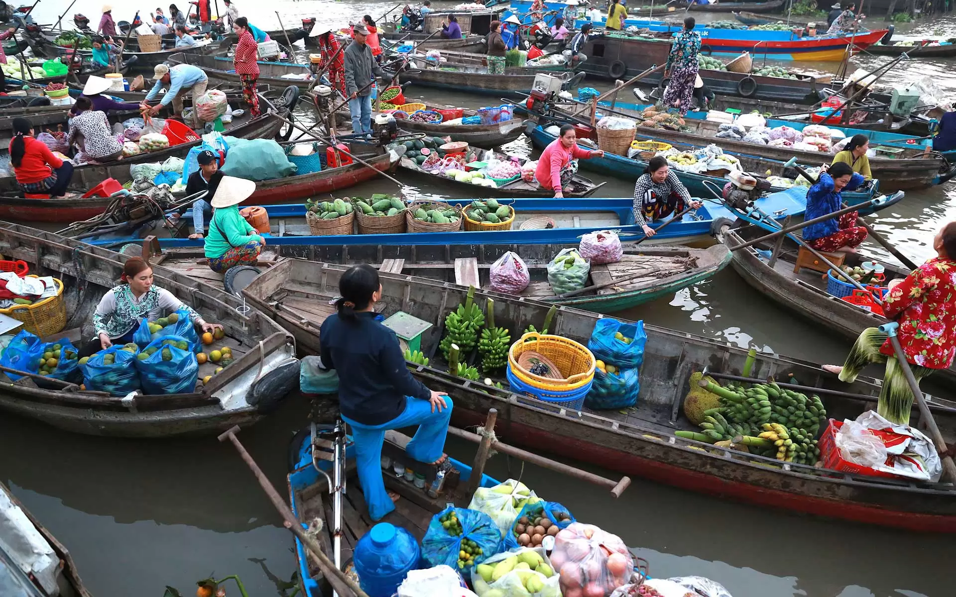 time to visit Phong Dien floating market
