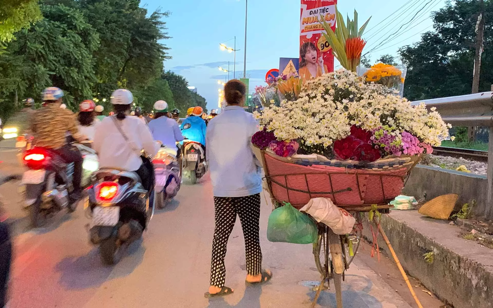 flower seller in Vietnam