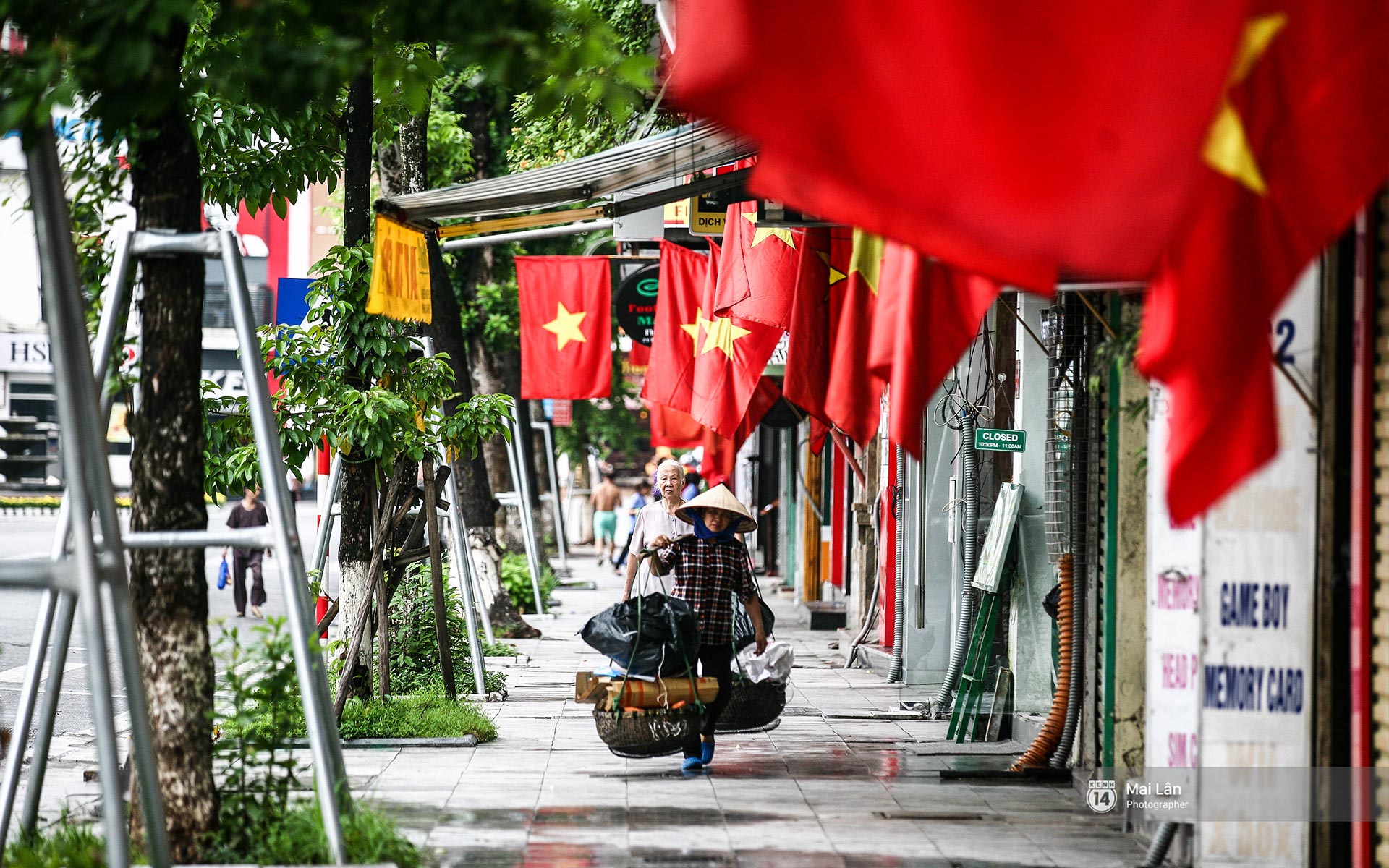 Streets become more colorful with Vietnamese national flag