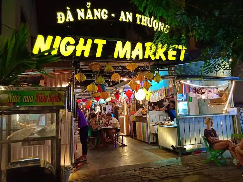 An Thuong Night Market in “foreign area” draws lots of attentions from foreign tourists due to its diverse international street foods. 