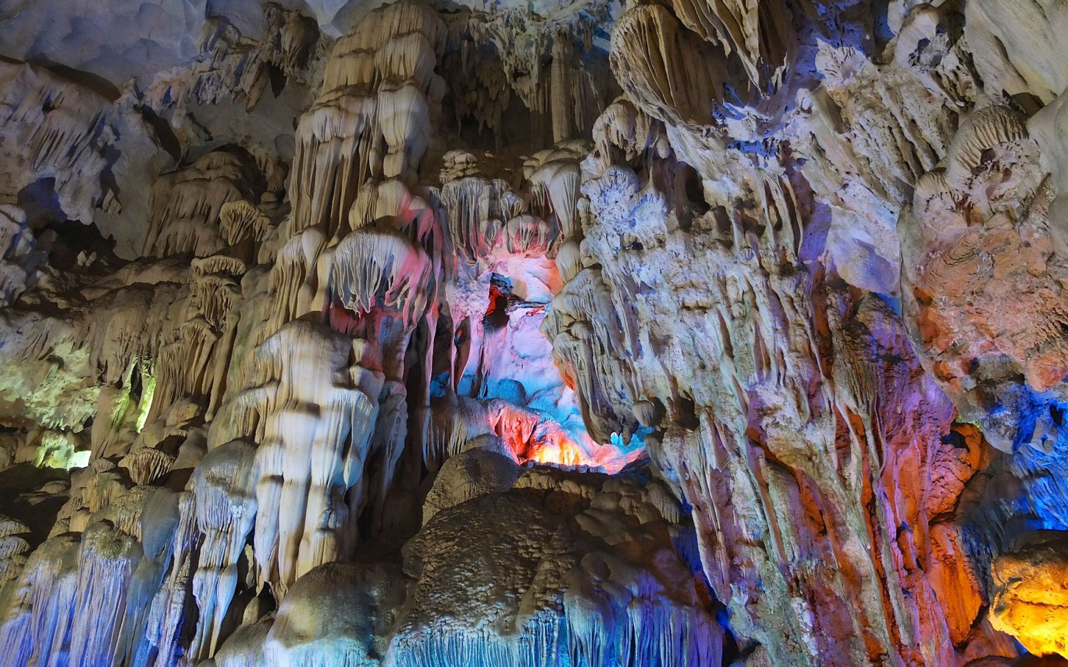 Thien Cung Cave (halong Bay, Vietnam) 