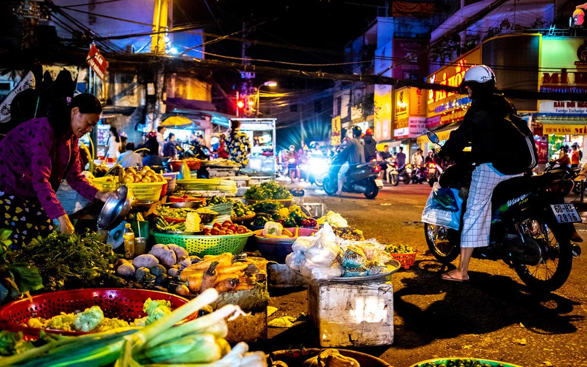 vietnam tourist night time